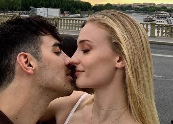 «Игра престолов» с выездом: Софи Тернер поставила дома трон