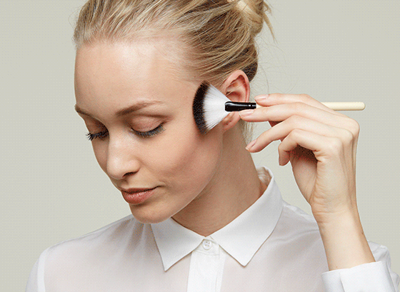 Нарисовали: как с помощью макияжа убрать синяки под глазами, скрыть прыщик и увеличить грудь?