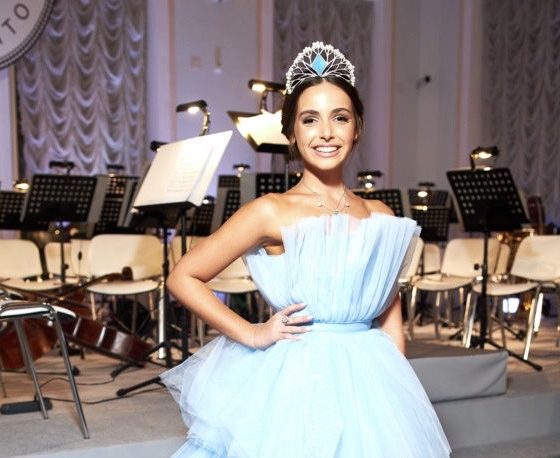 Мы в восторге! В чем была Тоня Худякова на балу Tatler? 