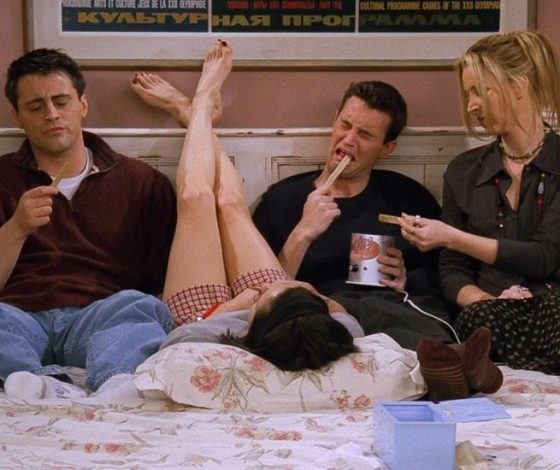 Тогда и сейчас: звезды «Друзей» позируют со своими героями