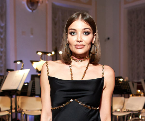 Вот это вырез! Дарья Коновалова на Балу Дебютанток Tatler