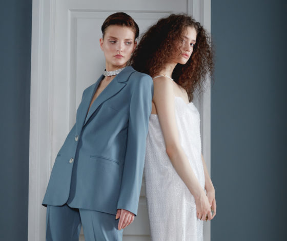 Атласные платья, костюмы и платья-жакеты: идеальные образы для новогоднего корпоратива