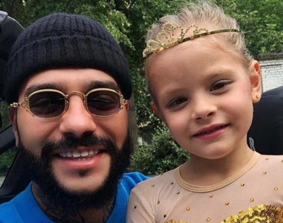 Проиграл спор дочке: Тимати сбрил бороду