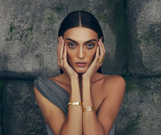 Кулоны, объемные браслеты и кольца: рассказываем, где купить модные украшения 2020 года