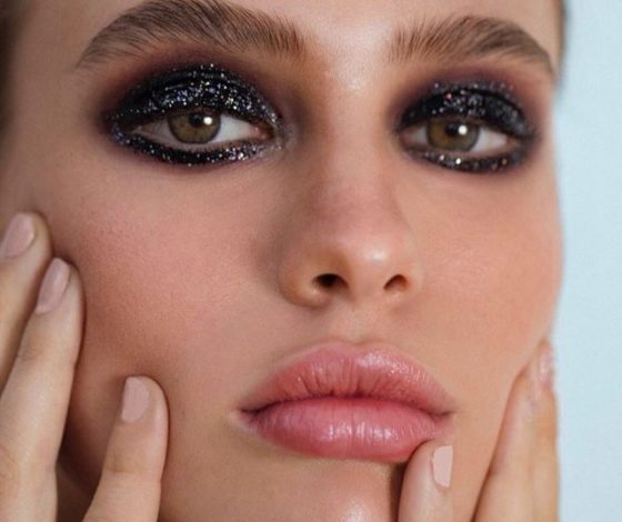 Сияния много не бывает: инструкция, как сделать новогодний макияж с блестками