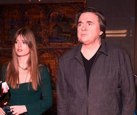 Первый выход в свет беременной жены Константина Эрнста