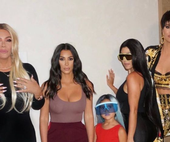 Фото дня: сестры Кардашьян-Дженнер переоделись друг в друга