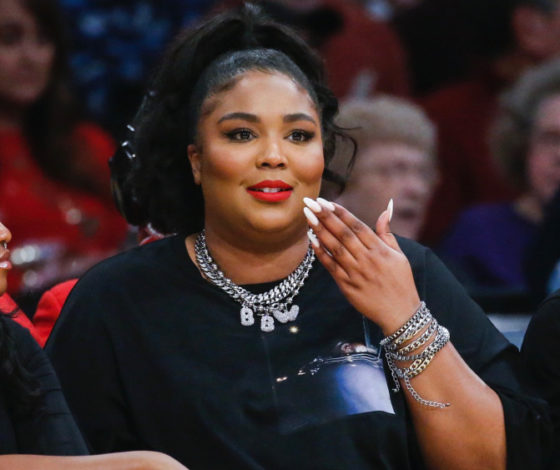 Плюс-сайз певица Lizzo в платье с вырезом на попе