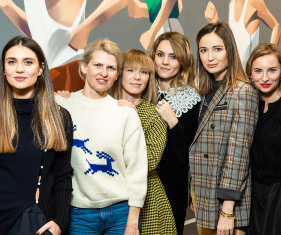 Вика Газинская и Полина Киценко собрали друзей на «эволюционный ужин»