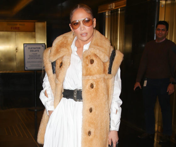 Просто королева: Дженнифер Лопес в белоснежном платье на прогулке