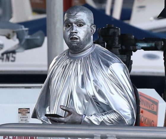 Новый образ Канье Уэста для оперы: он весь серебряный