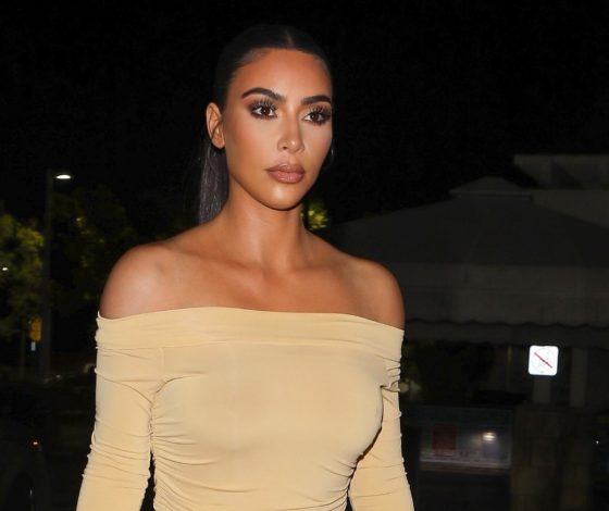 В ботфортах и обтягивающем платье: новый выход Ким Кардашьян