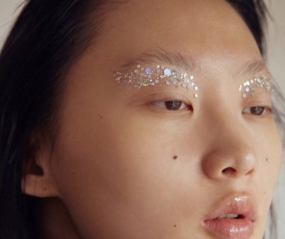 Без внимания не останешься: макияж со стразами и бусинами на Новый год