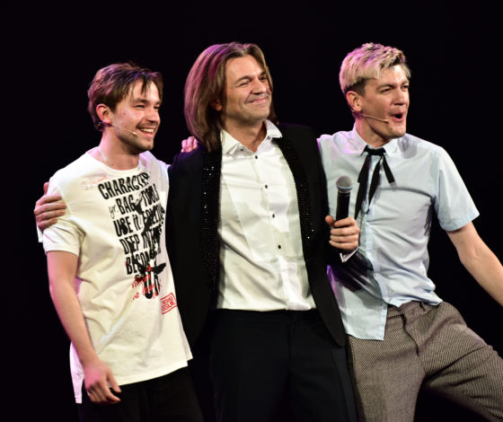 Саша Петров спел с Дмитрием Маликовым, а Александр Гудков продал его шарф за 30 тысяч рублей