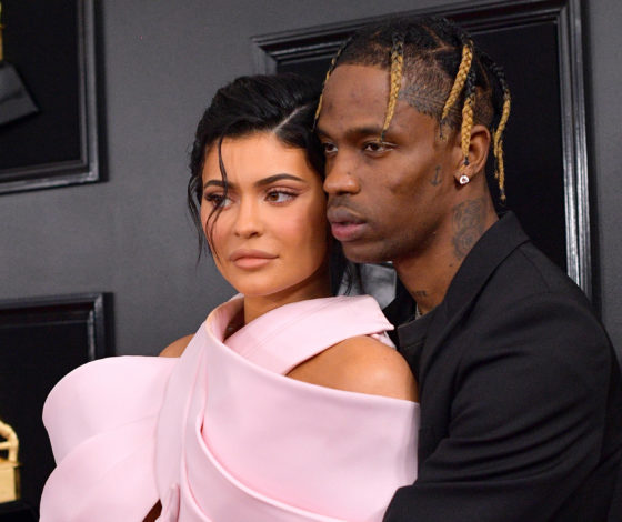 Хотим! Трэвис Скотт выпустил одежду с русской фразой