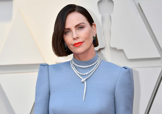 Шарлиз Терон с детьми сходила на прогулку