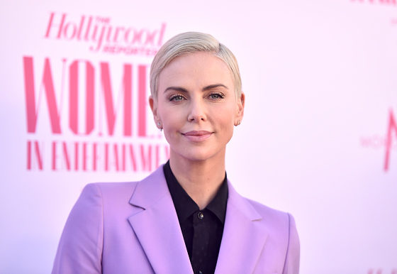 Шарлиз Терон в лиловом костюме на премии Women in Entertainment