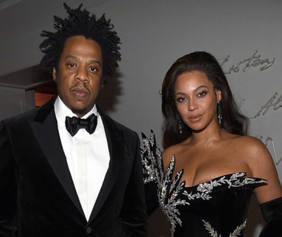 Джей Зи объяснил, почему они с Бейонсе не встали во время исполнения гимна США на «Суперкубке»