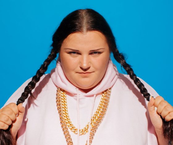 Плюс-сайз певица Alyona Alyona выложила откровенное фото 