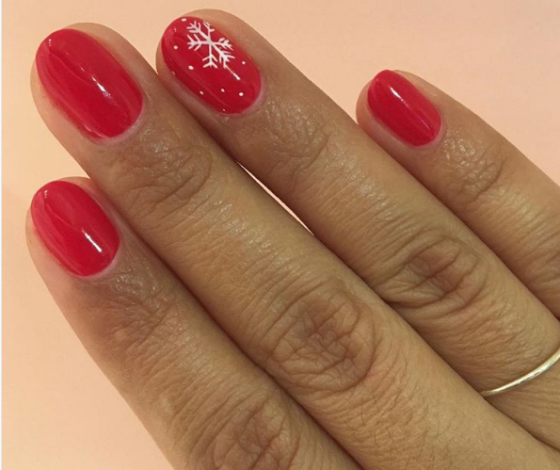 Новогодний маникюр: дизайн со снежинками