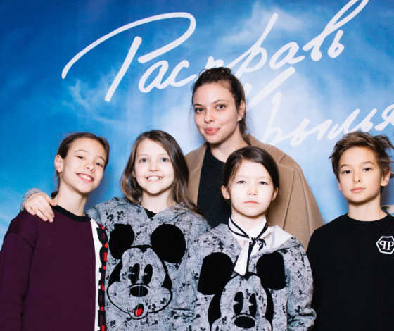 Регина Бурд с детьми и другие на специальном новогоднем показе фильма «Расправь крылья»