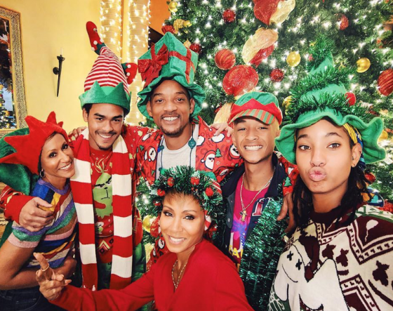 Звезды украсили елки к Новому году: собрали фотографии