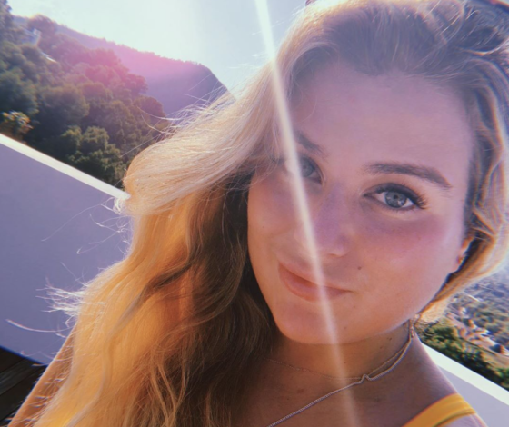 Дочь Романа Абрамовича выложила фото в мини-платье