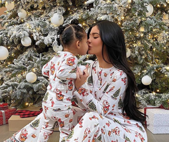 Полуторагодовалая дочка Кайли Дженнер получила в подарок бриллиантовое кольцо