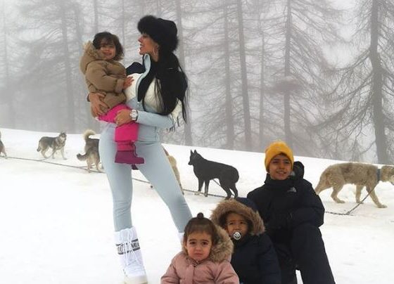 Возлюбленная Криштиану Роналду уехала на отдых с детьми