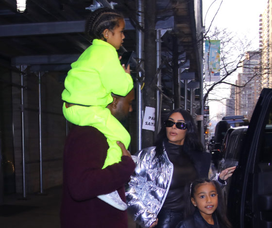 Ким и Канье на прогулке с детьми