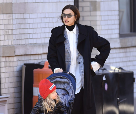 Ирина Шейк гуляет с дочкой в Нью-Йорке