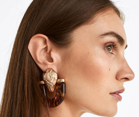 Бюджетно: 10 красивых сережек для новогоднего образа