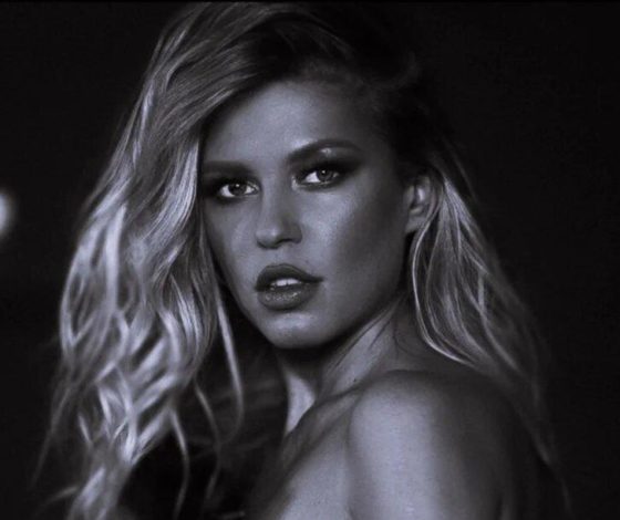 Очень горячо! Абсолютно голая Рита Дакота в новой фотосессии