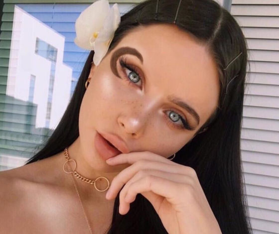 В Instagram набирает популярность новый тренд: брови полумесяцем