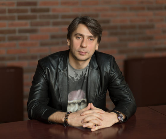 Эксклюзив PEOPLETALK: генеральный продюсер «Нового Радио» Роман Емельянов о новой премии, честном голосовании и русской Билли Айлиш