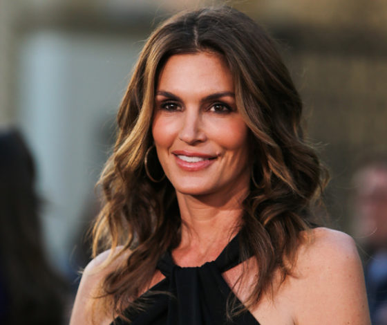 Может себе позволить: 56-летняя Синди Кроуфорд вышла в мини