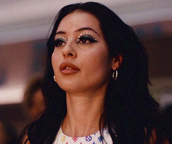 Звезда сериала «Эйфория» выпустила коллаборацию с M.A.C