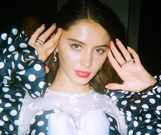 19-летняя дочь Джуда Лоу Айрис опубликовала фото в купальнике