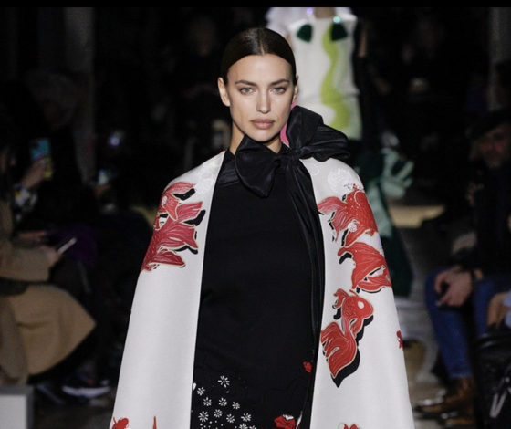 Ирина Шейк на показе Valentino в Париже