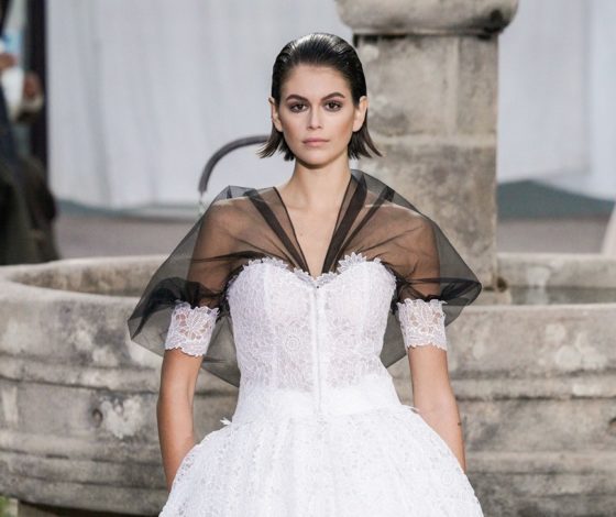 Джиджи Хадид и Кайя Гербер на кутюрном показе Chanel в Париже