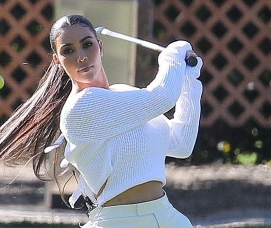 На спорте: Ким Кардашьян в облегающем белом костюме играет в гольф