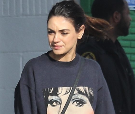 Голосование: Мила Кунис и Дженнифер Лопес в одинаковых свитшотах