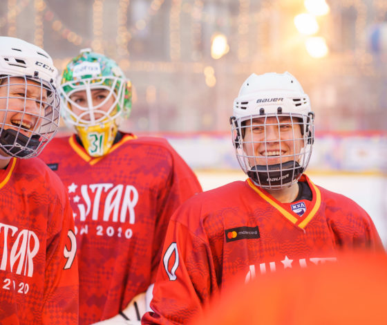 Mastercard и КХЛ провели первый «Бесценный матч» между женской профессиональной командой и мужской сборной звезд