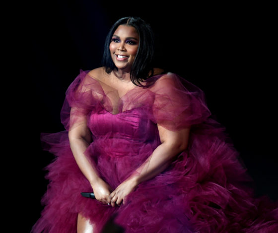 Борьба с коронавирусом: певица Lizzo провела сеанс массовой медитации