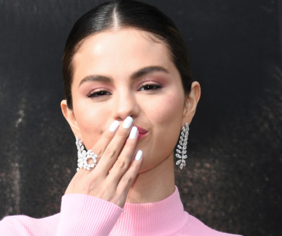 Селена Гомес, Карди Би и Дженнифер Лопес сделали себе одинаковый маникюр