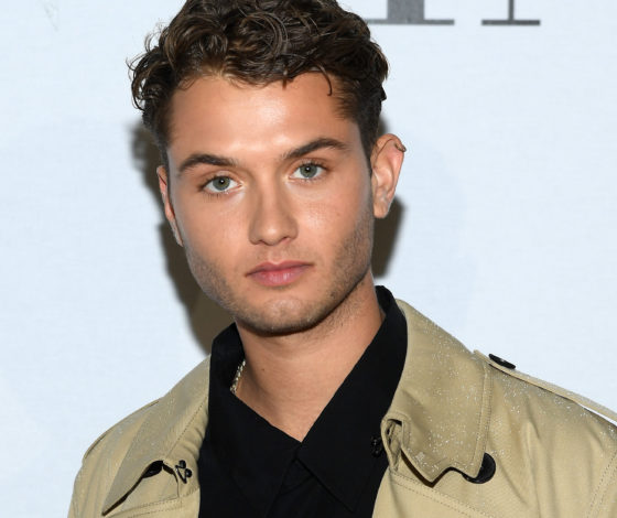 23-летний сын Джуда Лоу на показе Valentino в Париже