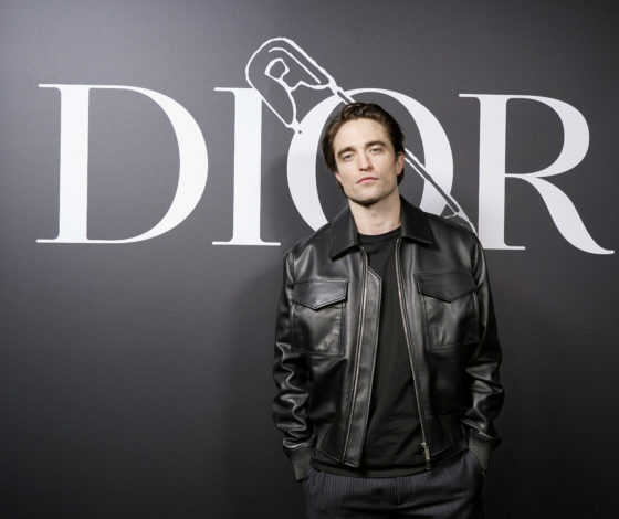 Роберт Паттинсон в коже на показе Dior Men