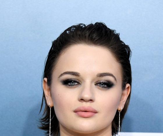 Зализанные волосы снова в моде: как сделать такую укладку