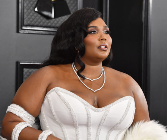 Плюс-сайз певица Lizzo на пляже Рио-де-Жанейро в бикини