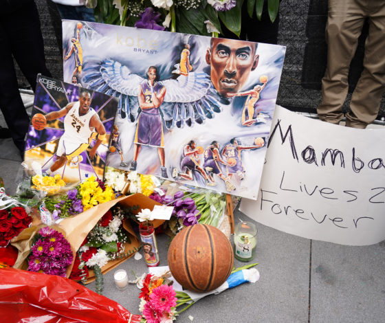 Фанаты погибшего Коби Брайанта приносят цветы к зданию Staples Center